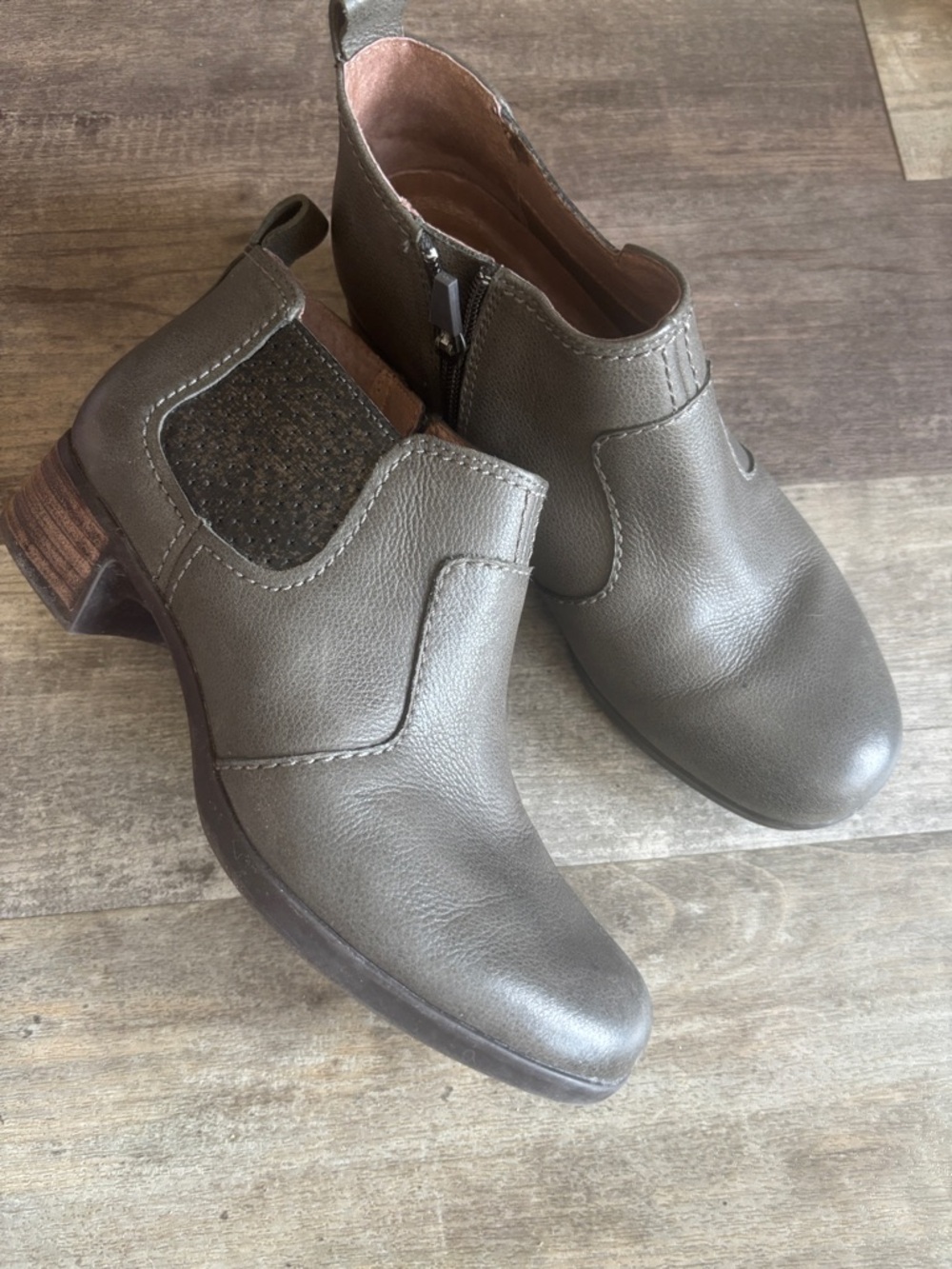 Dansko Women’s Lola Ankle Boots